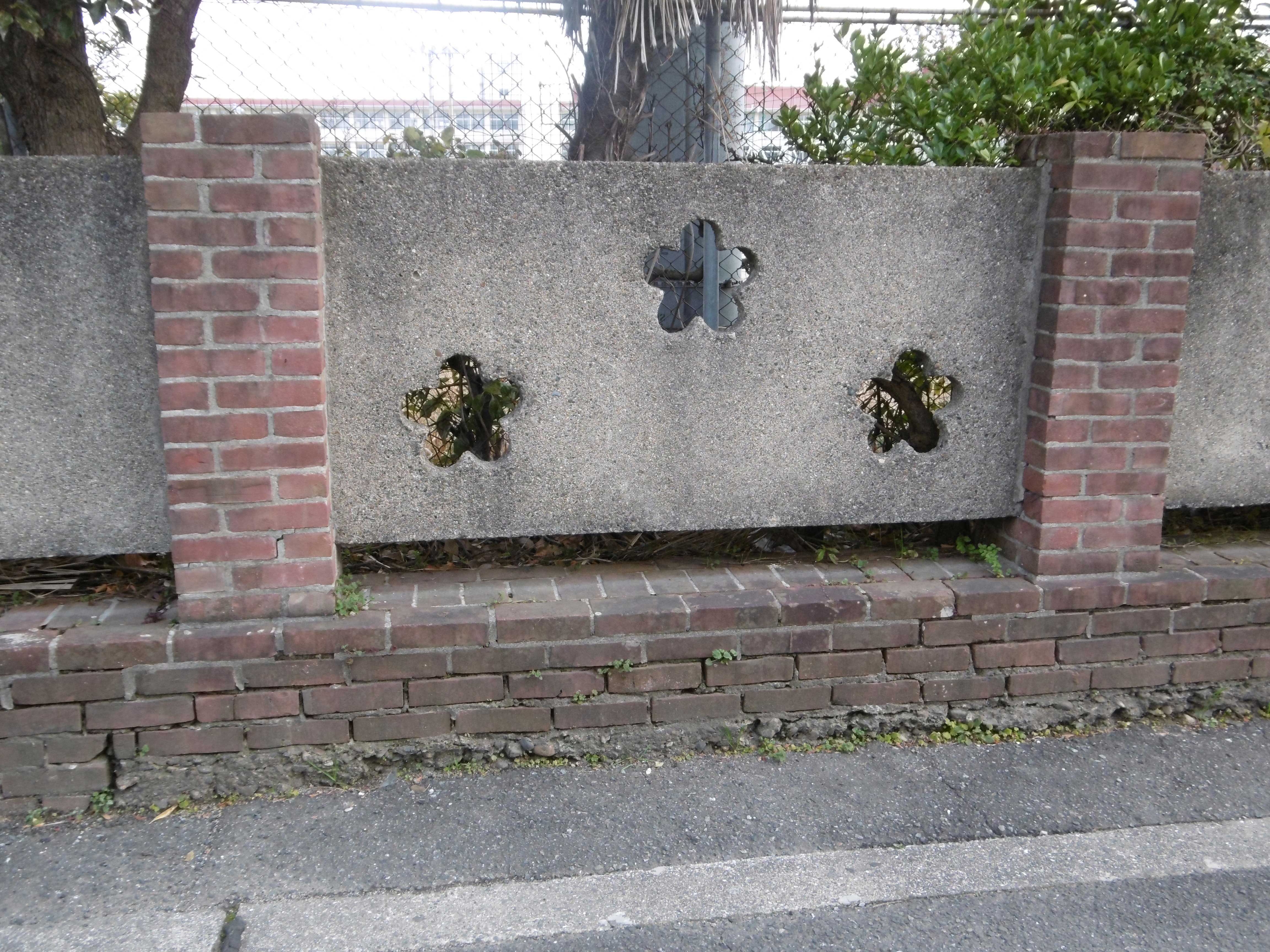 北辺東側の塀大阪府立桜塚高等学校塀(旧豊中高等女学校周塀)北辺東側の塀北辺東側の塀(拡大)北辺西側の塀北辺西側の塀(拡大)北辺東側の塀北辺東側の塀北辺東側の塀(拡大)北辺西側の塀北辺西側の塀(拡大)